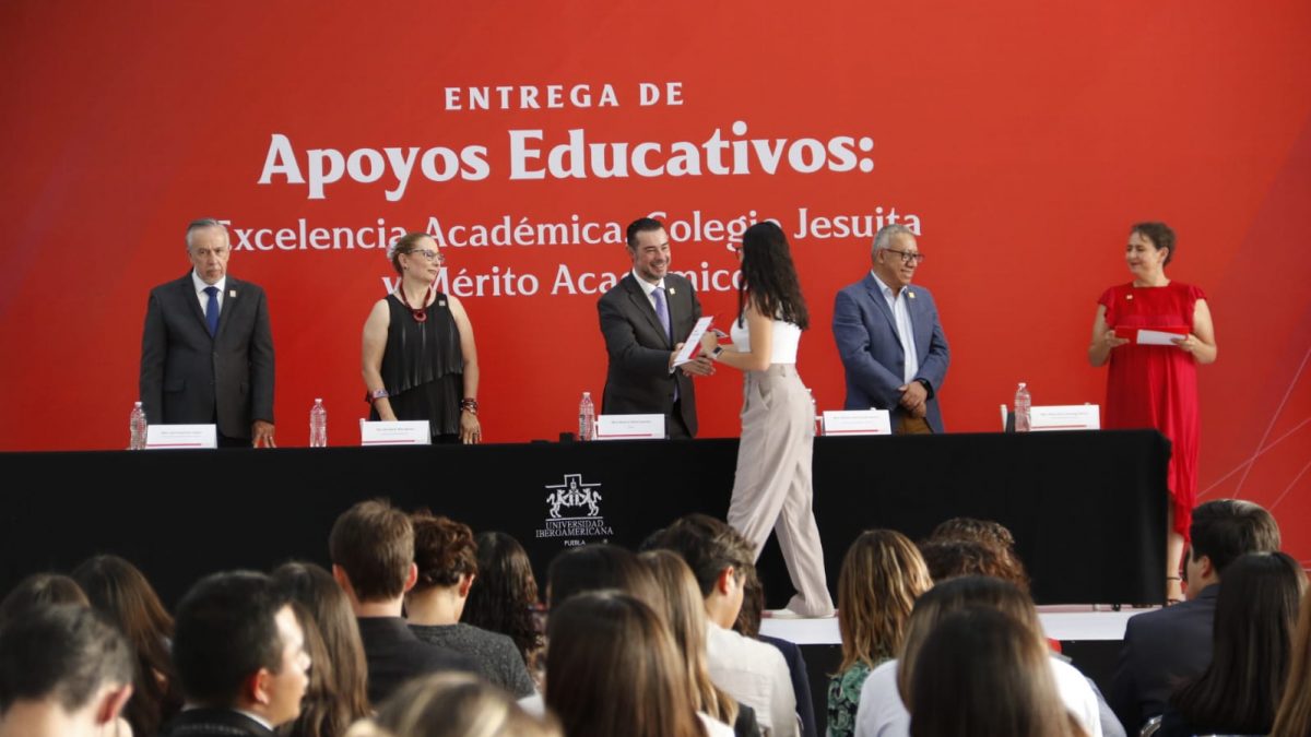 Entrega Universidad Iberoamericana 235 apoyos educativos