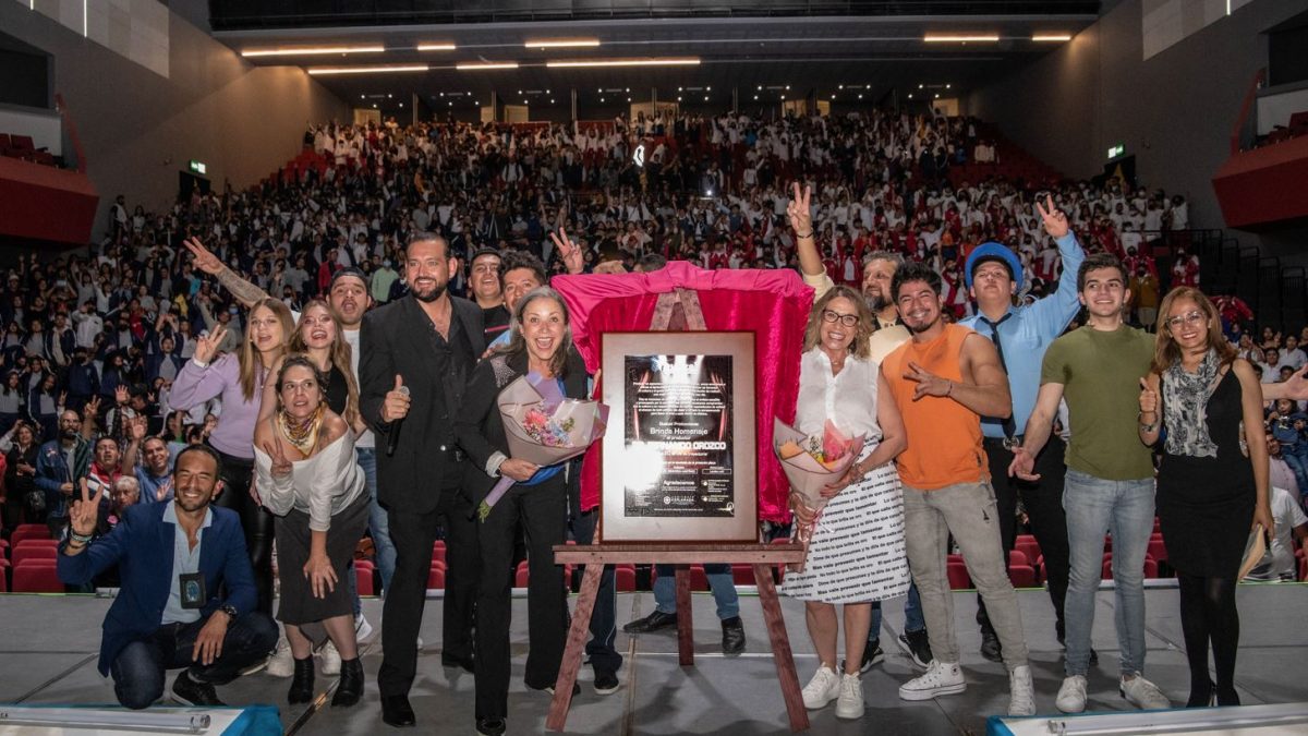 Fernando Orozco celebra 20 años de haber pisado un escenario por primera vez