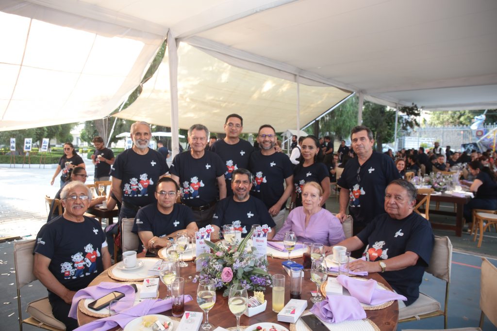 Puebla, México 16 MAYO 2024.-  Autoridades de la intitución, encebezados por el rector Job Cesar Romero y el presidente del consejo Gustavo Olivera, así como directivos de otros plateles, durante la Comida del Dia del Maestro del Instituto Mexicano Madero y 150 aniversario del platel centro. Oscar Bolaños/Rostros