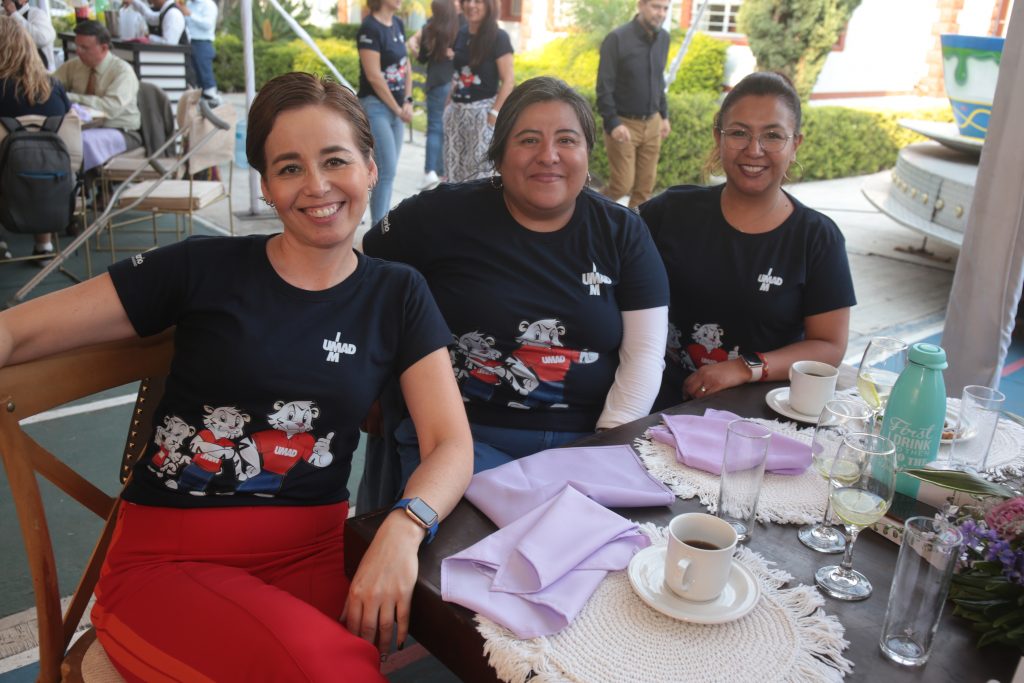 Puebla, México 16 MAYO 2024.-  Gladys, Ana, y Lety, en la comida del Dia del Maestro del Instituto Mexicano Madero y 150 aniversario del platel centro. Oscar Bolaños/Rostros