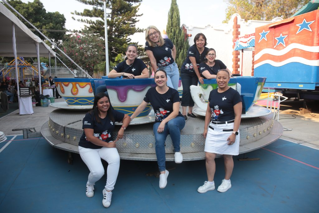 Puebla, México 16 MAYO 2024.-  Equipo organizador de los festejos, en la Comida del Dia del Maestro del Instituto Mexicano Madero y 150 aniversario del platel centro. Oscar Bolaños/Rostros