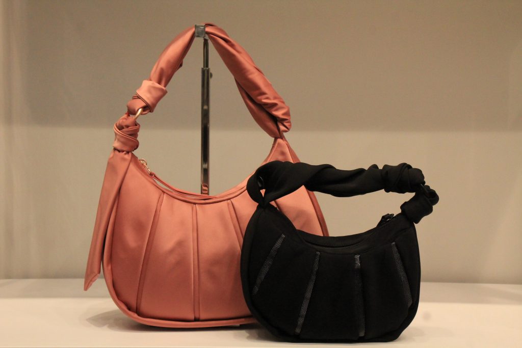 Puebla, México 12 Agosto 2024.- Sesión fotográfica en la tienda de bolsas y mochiles 