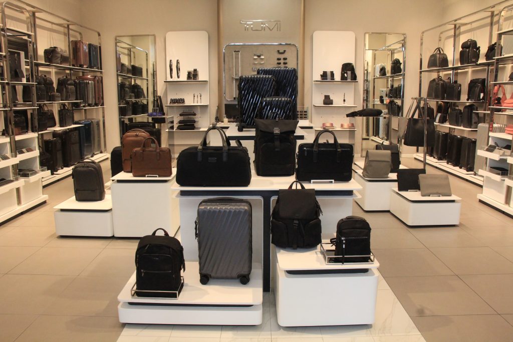 Puebla, México 12 Agosto 2024.- Sesión fotográfica en la tienda de bolsas y mochiles 