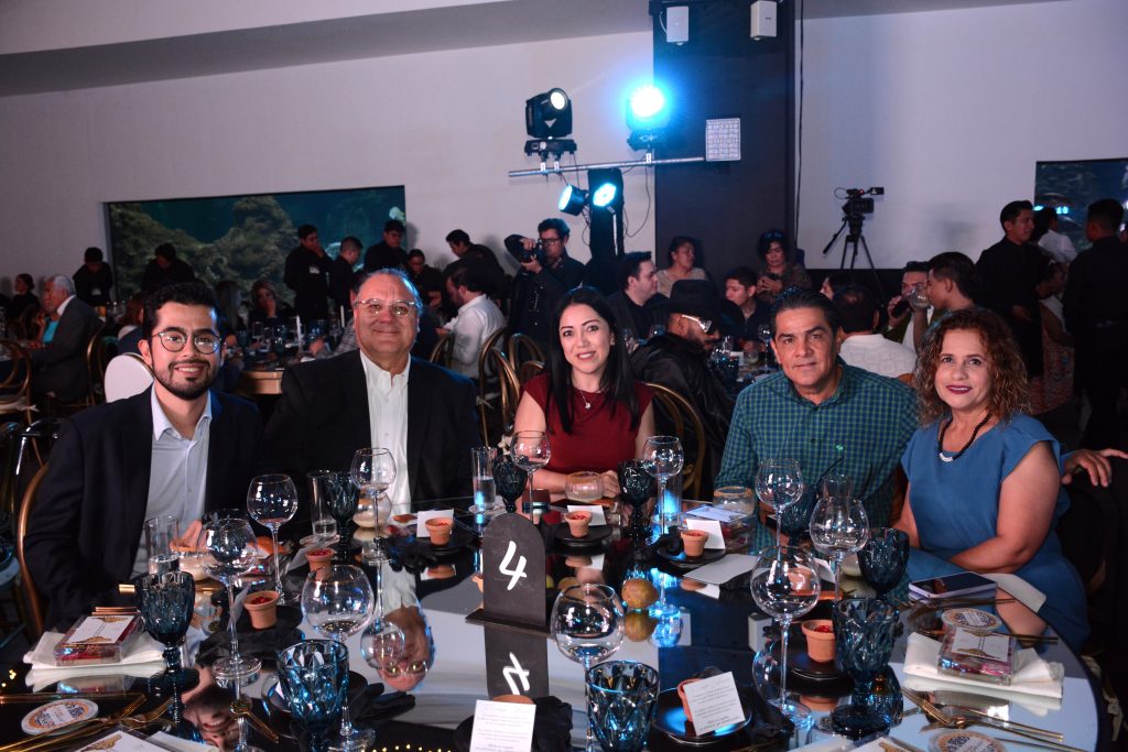 Carlos huerta, Mauricio Escartín, Mónica Rivera, Manuel Valenzuela y Brenda Castro