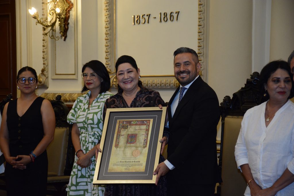 Coral Castillo y el presidente municipal Adan Dominguez