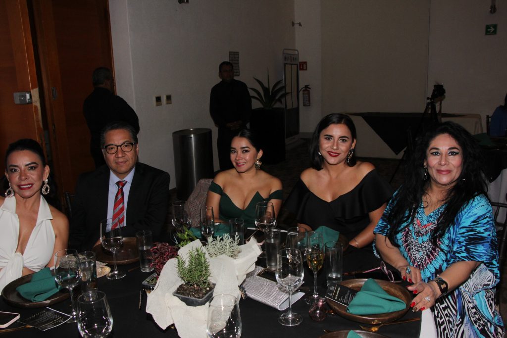 Natalia Torres, Hugo Juárez, Isabel Muñoz, Gabriela Escamilla y Araceli Banda