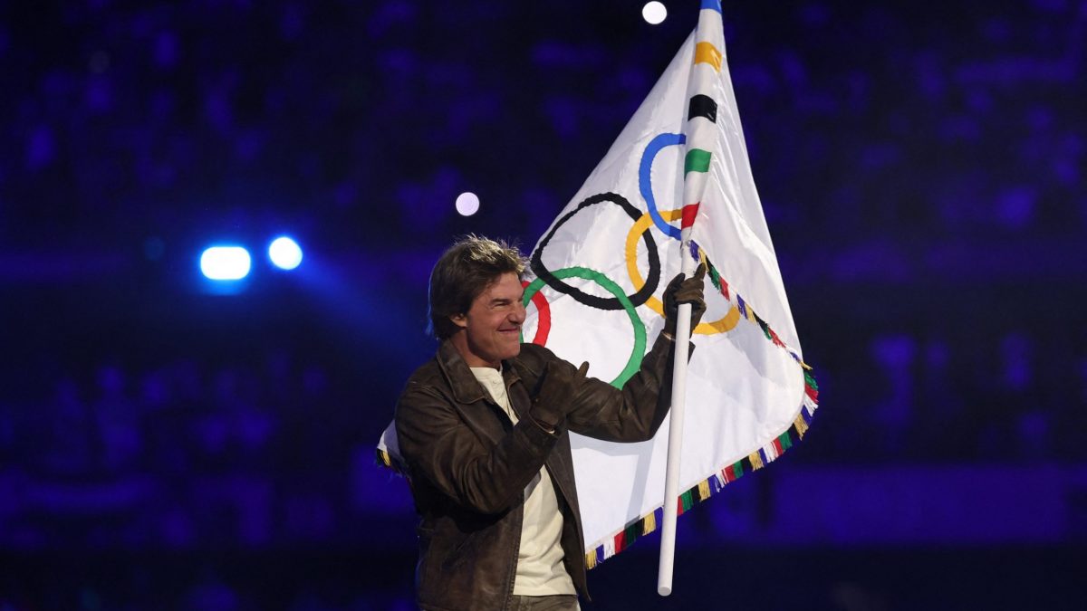 De París a Los Ángeles: Tom Cruise llevó la bandera olímpica