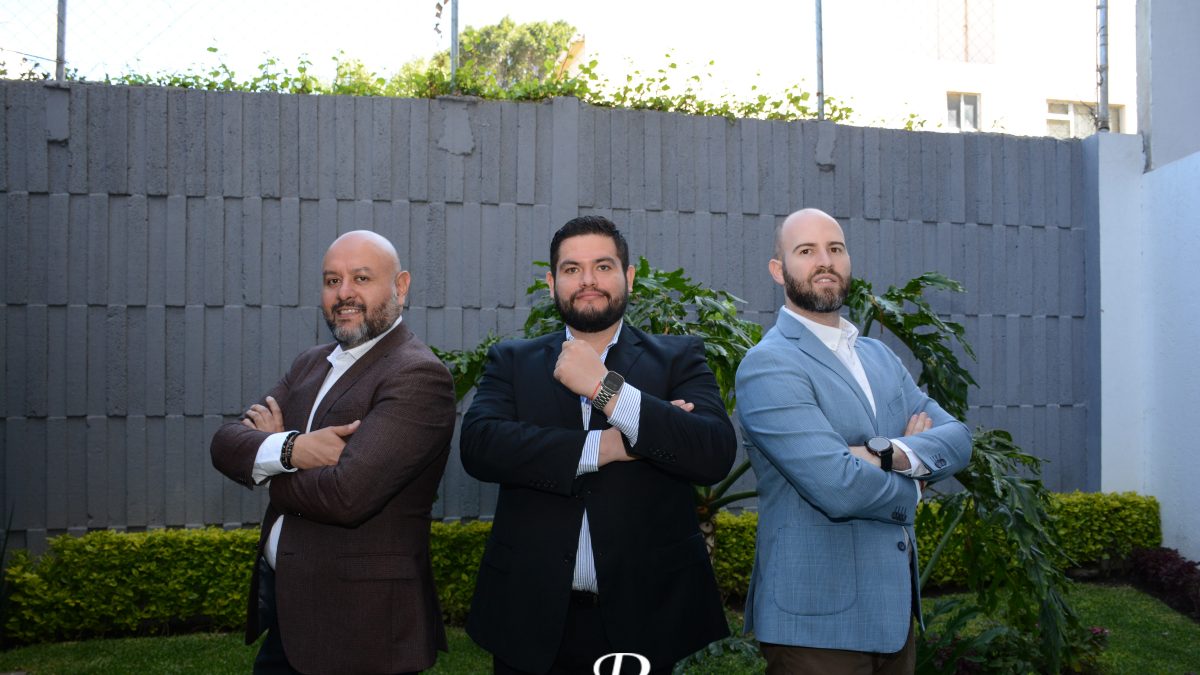 KOI AGENTE DE SEGUROS Y  DE FIANZAS festejando 15 años a su lado