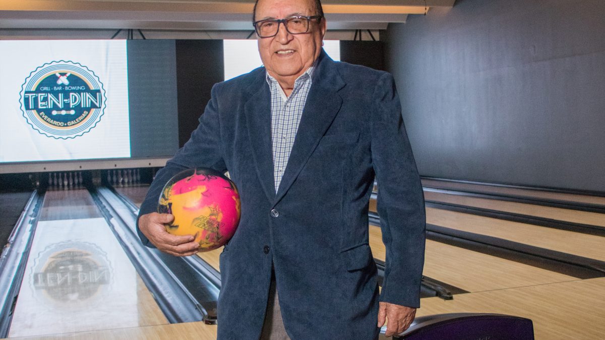 Homenaje a Don Irais García Samperio en Ten Pin Bowling