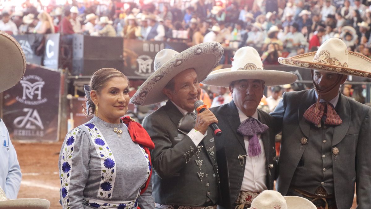 Otorgan reconocimiento a Joel Gómez en la final del Excelencia Charra