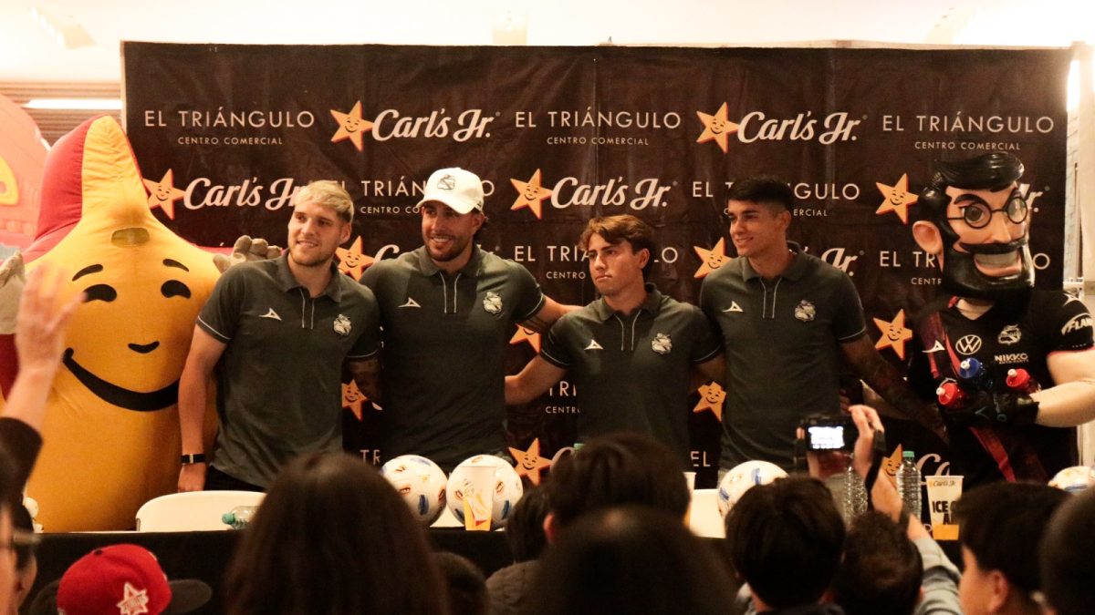Firma de autógrafos Club Puebla de la franja en Carls Jr. sucursal Triángulo, Las Ánimas