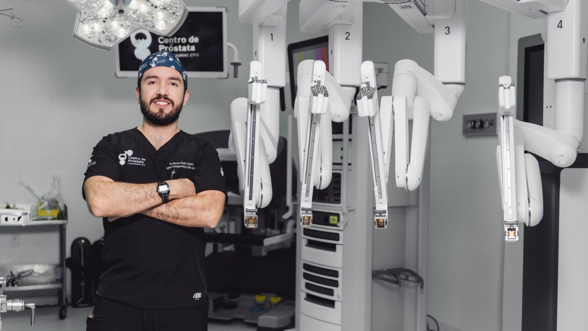 Dr. Bruno Rubí López: experiencia, innovación y liderazgo en cirugía robótica urológica en Puebla