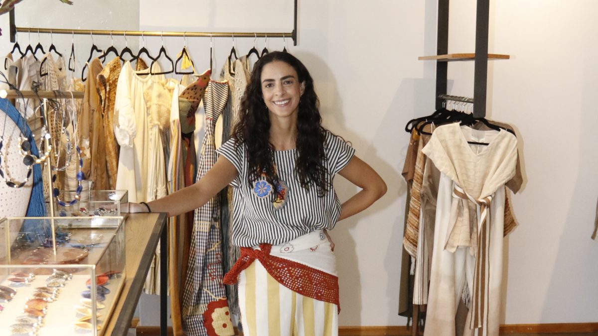 DENISSE KURI CAUTIVA CON  “FLORES DE ORIGEN”