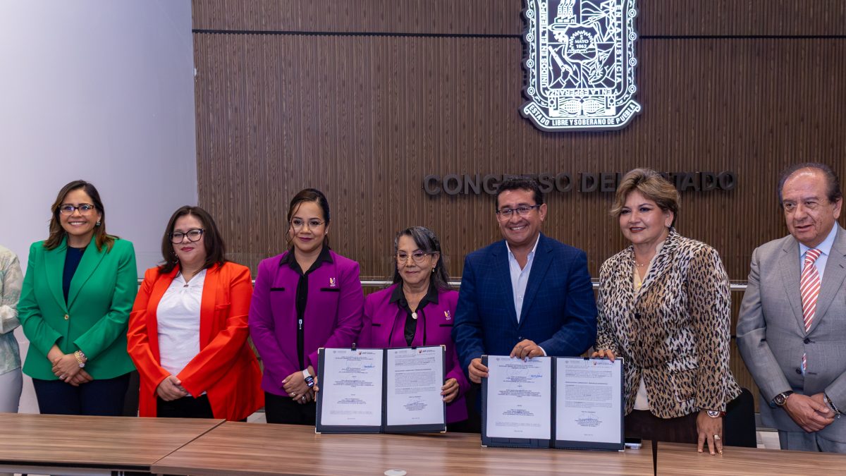 Congreso del Estado de Puebla, entrega a La UVP reconocimiento por Trayectoria Educativa